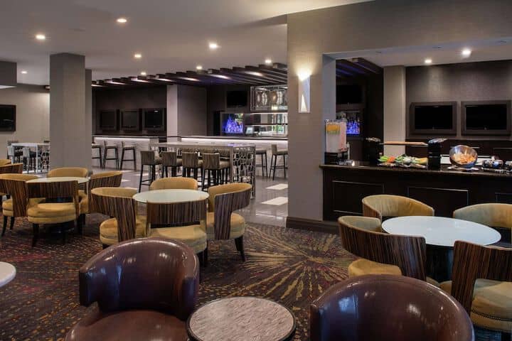 Lounge 53 of 65